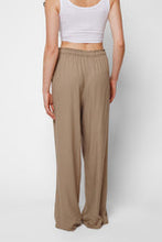 Load image into Gallery viewer, Koy Capri Travel Pant